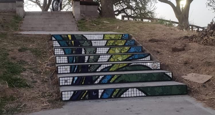 Escalera Mosaicolores: Comenzó la colocación de mosaicos en la escalera del nuevo Boulevard