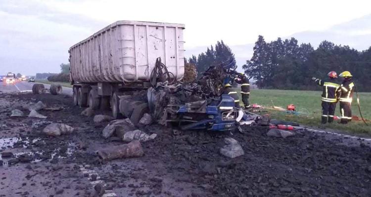 Chofer rescatado por bomberos en accidente de camiones en ruta 9