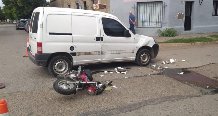 Una motociclista impactó contra una camioneta y fue hospitalizada