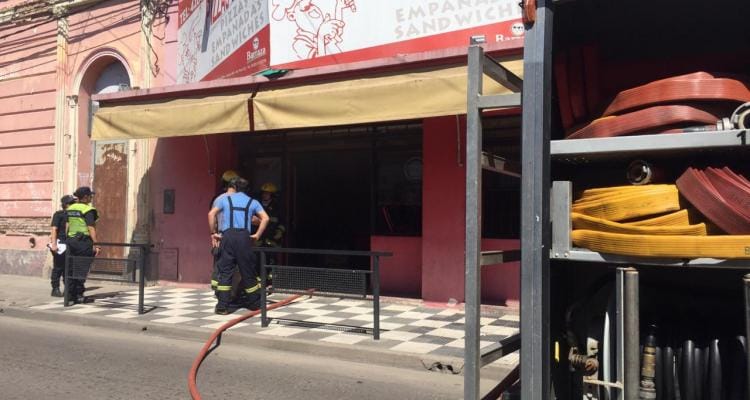 Alertados por vecinos, Bomberos evitaron un incendio en una pizzería céntrica