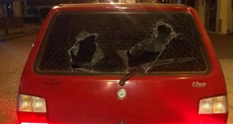 En un conflicto, un hombre golpeó, amenazó de muerte y le rompió el auto a otro