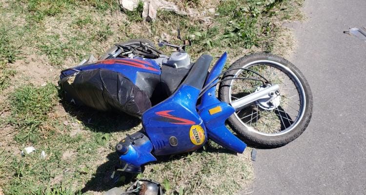 Accidente entre moto y auto en La Laguna y Bozzano: Operan a un hombre por lesiones graves en una pierna
