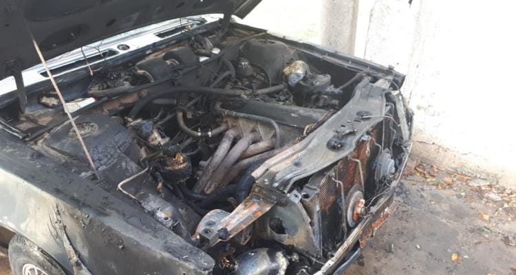 Un desperfecto en la batería hizo arder un auto en Villa Igoillo