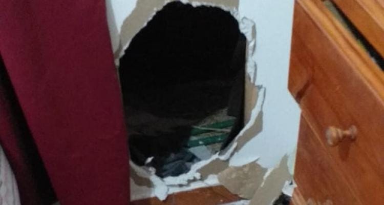 Delincuentes hicieron un boquete para entrar a una casa y robaron electrodomésticos y ropa