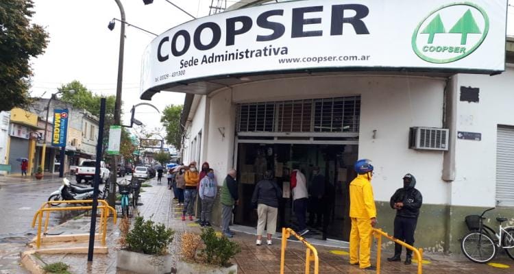 Cuarentena: Larga fila en Coopser para pagar la luz en el primer día de apertura de la oficina