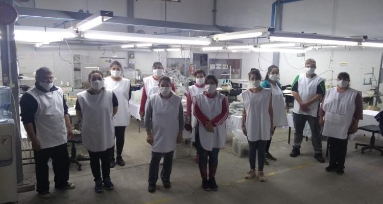 Coronavirus: La producción en la fábrica de la familia Scazariello terminó con más de 50 mil barbijos y camisolines