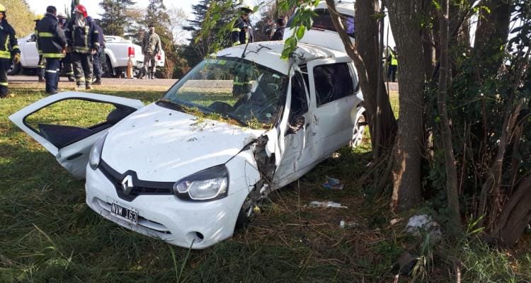 Ruta 191: Bomberos rescataron de un auto al director del Hospital de Santa Lucía que se despistó y chocó contra un árbol