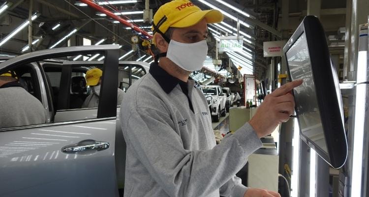 Coronavirus positivo en un trabajador de Toyota: Cómo son los turnos y qué medidas se toman ante la aparición de casos