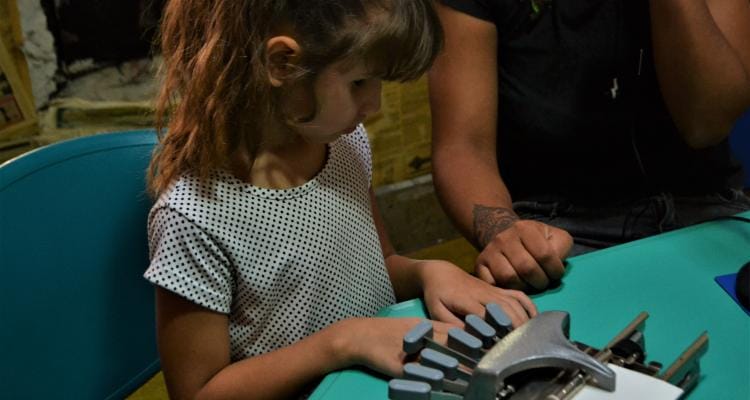 La máquina de escribir braille para Zoe ya está en el país, enviada desde Miami