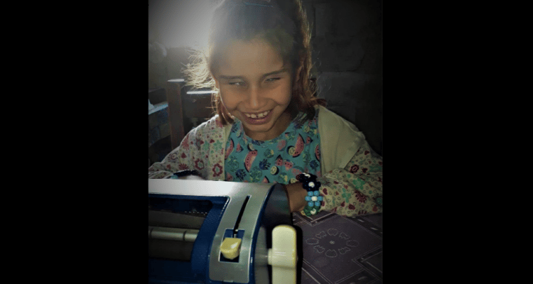 Zoe ya tiene la máquina de escribir braille y recorrió Sadiv, donde recibirá asistencia