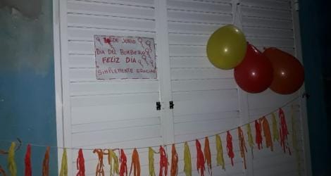 Día del Bombero: decoraron el frente de la casa para saludarlos