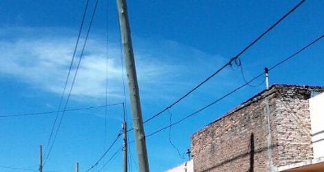 Queja: otro poste de Telecom podrido