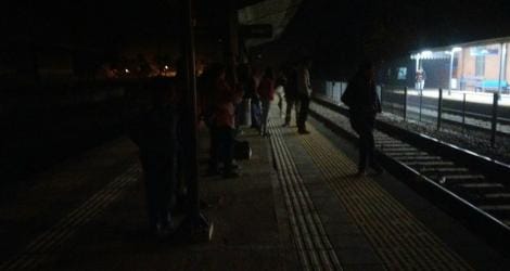 Esperando el tren en la oscuridad