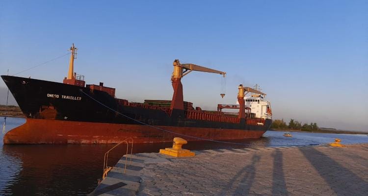 Puerto: el buque que carga porotos negros para Cuba ya está en el muelle