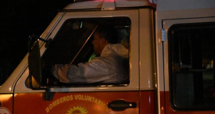Gobernador Castro: Bomberos sofocó un incendio en un criadero de pollos provocado por la caída de un rayo