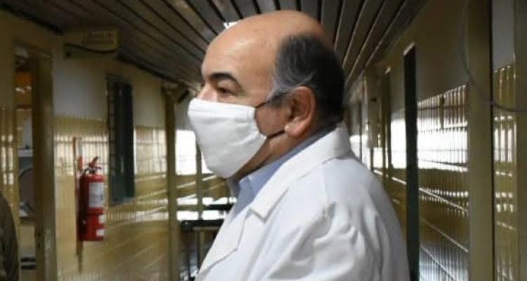 Javier Sualdea fue hisopado y aguarda el resultado internado en el Hospital