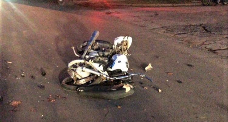 Joven motociclista trasladado al Hospital tras chocar con un auto en Salta y Juan B. Justo