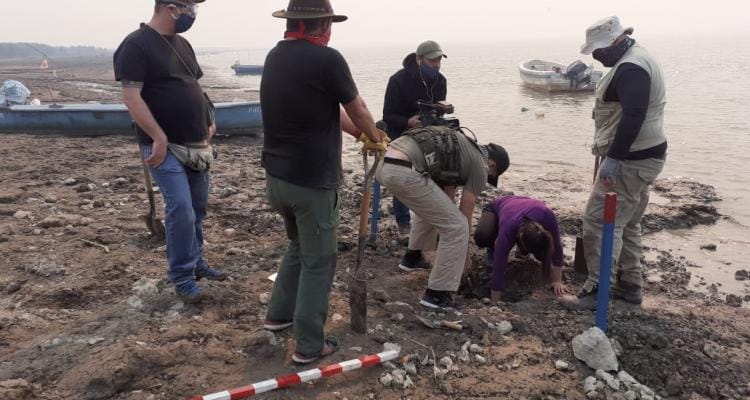 Vuelta de Obligado: Arqueólogos de la Universidad de Luján trabajan sobre las cadenas encontradas y extrajeron una muestra