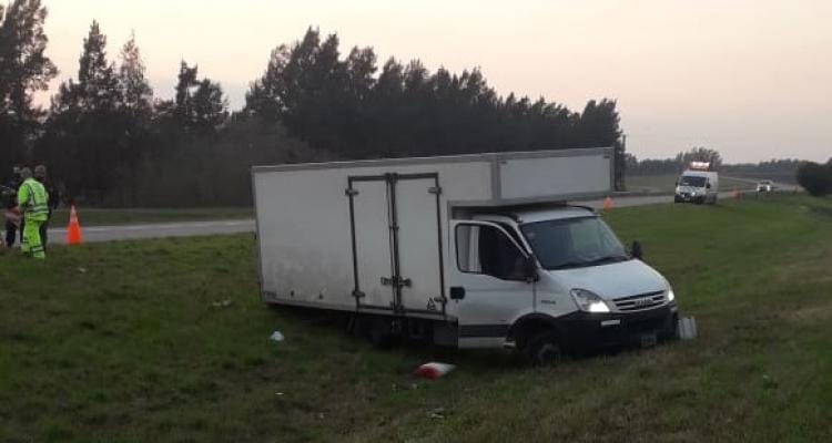 Ruta 9: Hallaron muerto a un hombre en un camión de reparto