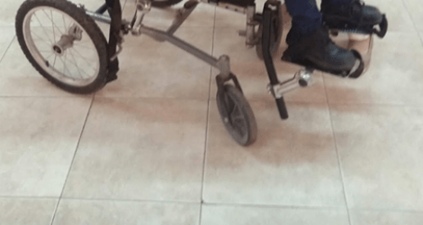 Buscan las ruedas de una silla de ruedas