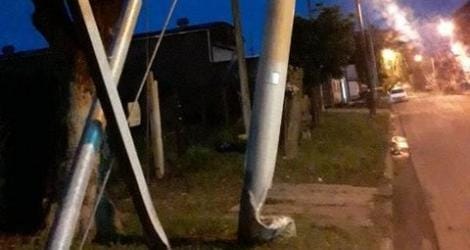 Vecino advirtió de un poste que está por caerse en Rómulo Naón e Independencia