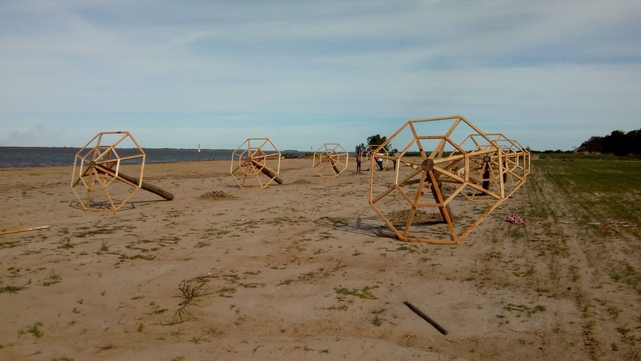 Playa pública en Vuelta de Obligado: Colocaron sombrillas y siguen los preparativos para la temporada