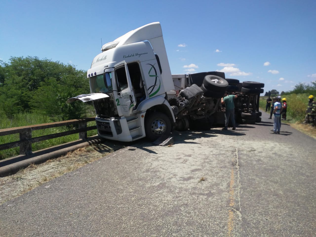 Ruta 191: Volcó un camión y el conductor fue trasladado al Hospital de Santa Lucía