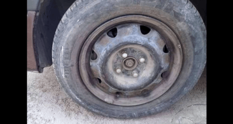 Buscan rueda de Renault 19 robada