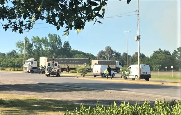 Chocaron auto y camión en ruta 1001 y Crucero General Belgrano: dos personas trasladadas al Hospital