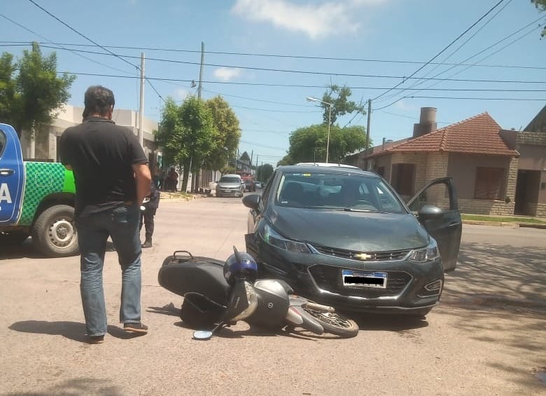 Accidente en Sarmiento y Colón: hospitalizaron a una joven motociclista