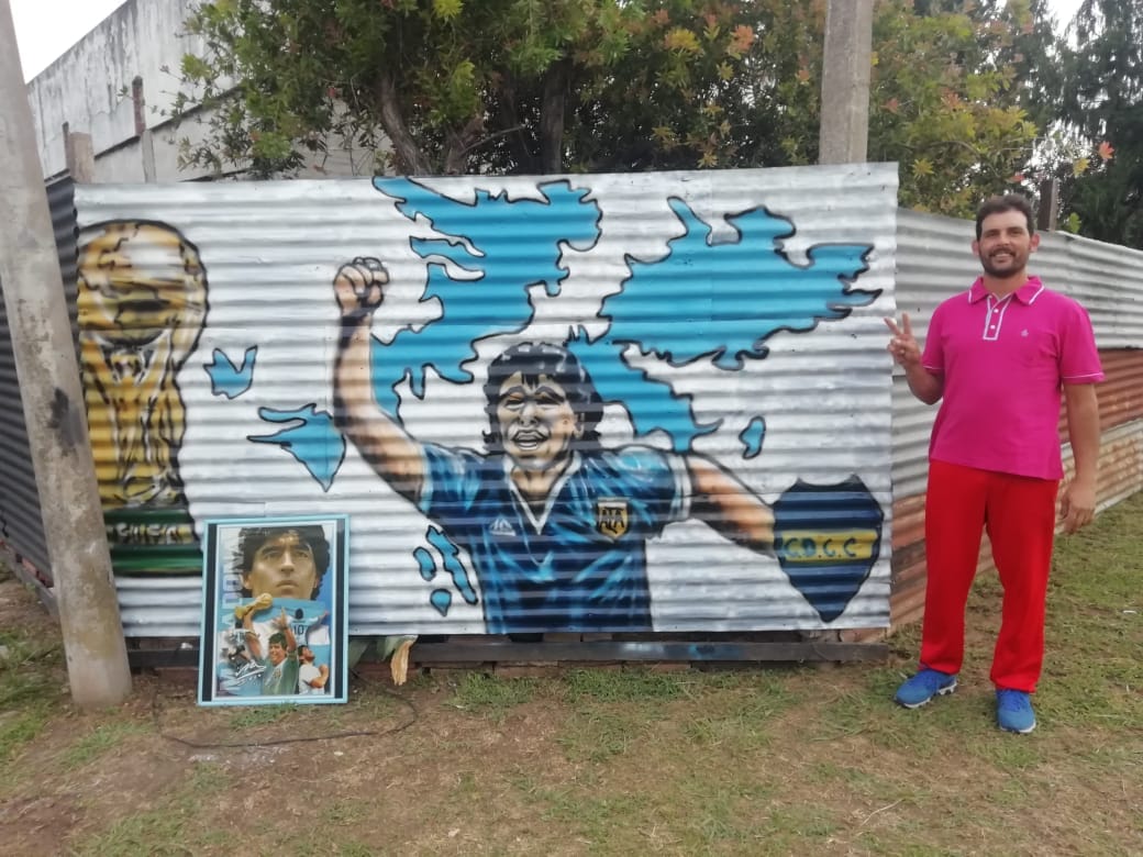 Santalucense hizo un mural de Maradona en su casa: “Era nuestro héroe, nos defendió en todas y nos protegió”