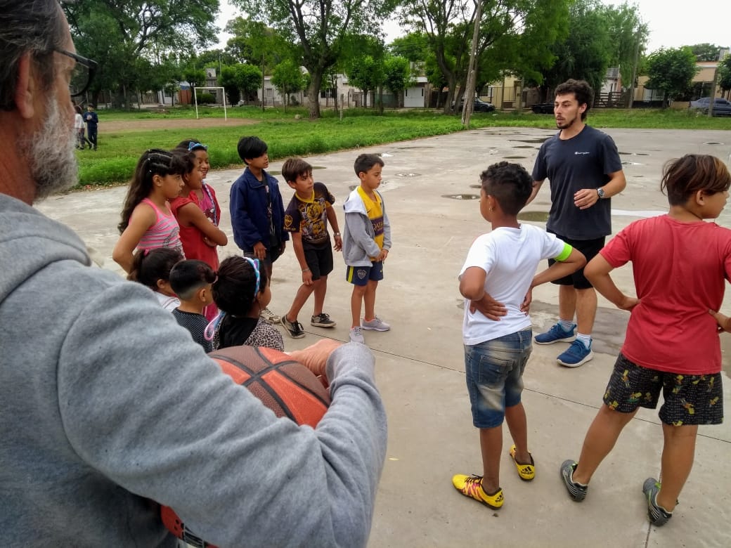 El básquet llegó al playón del Hogar Benefactora y lo practican más de 20 chicos