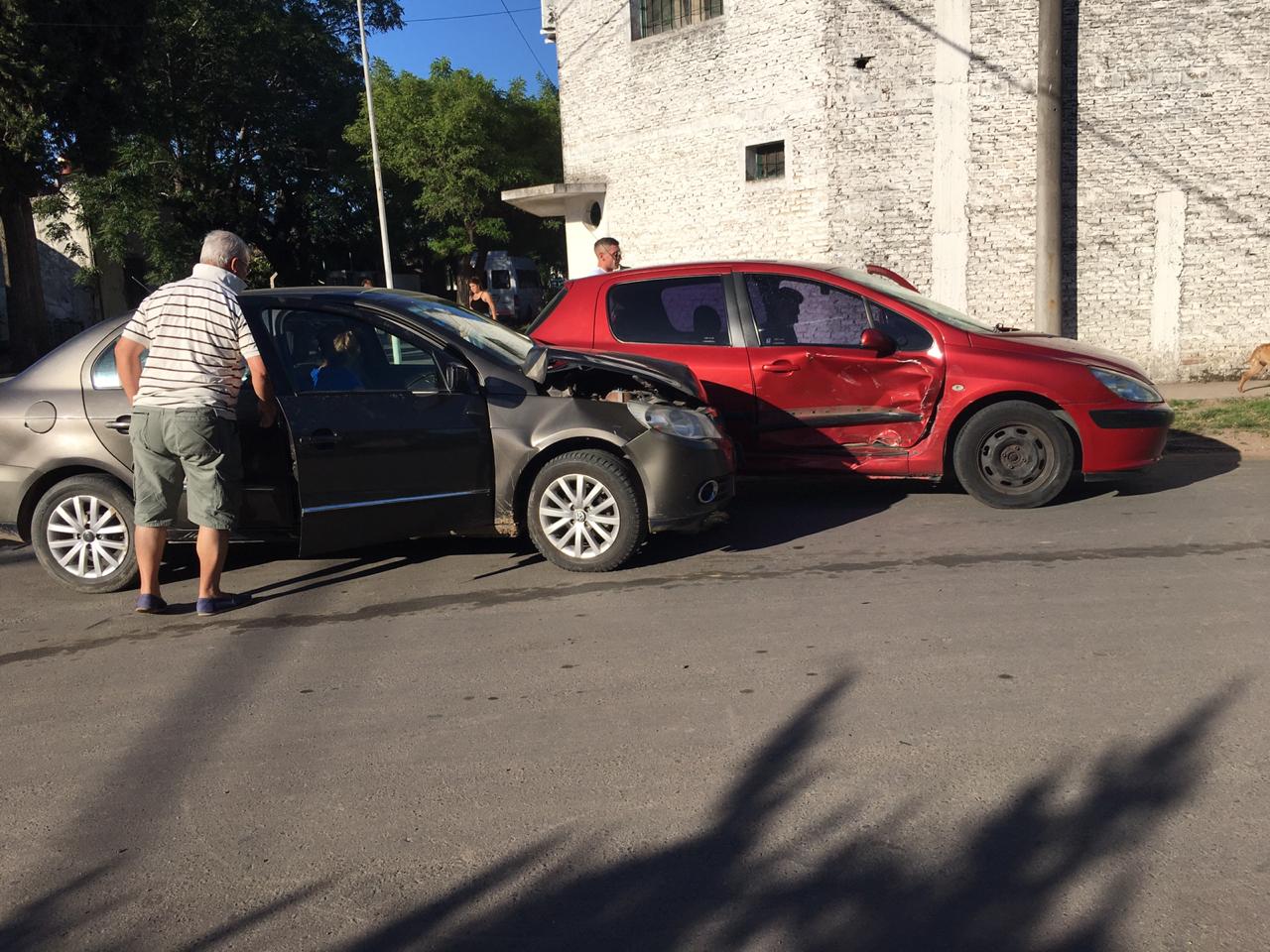Chocaron dos autos en Salta y Laprida: trasladaron a una mujer al Hospital