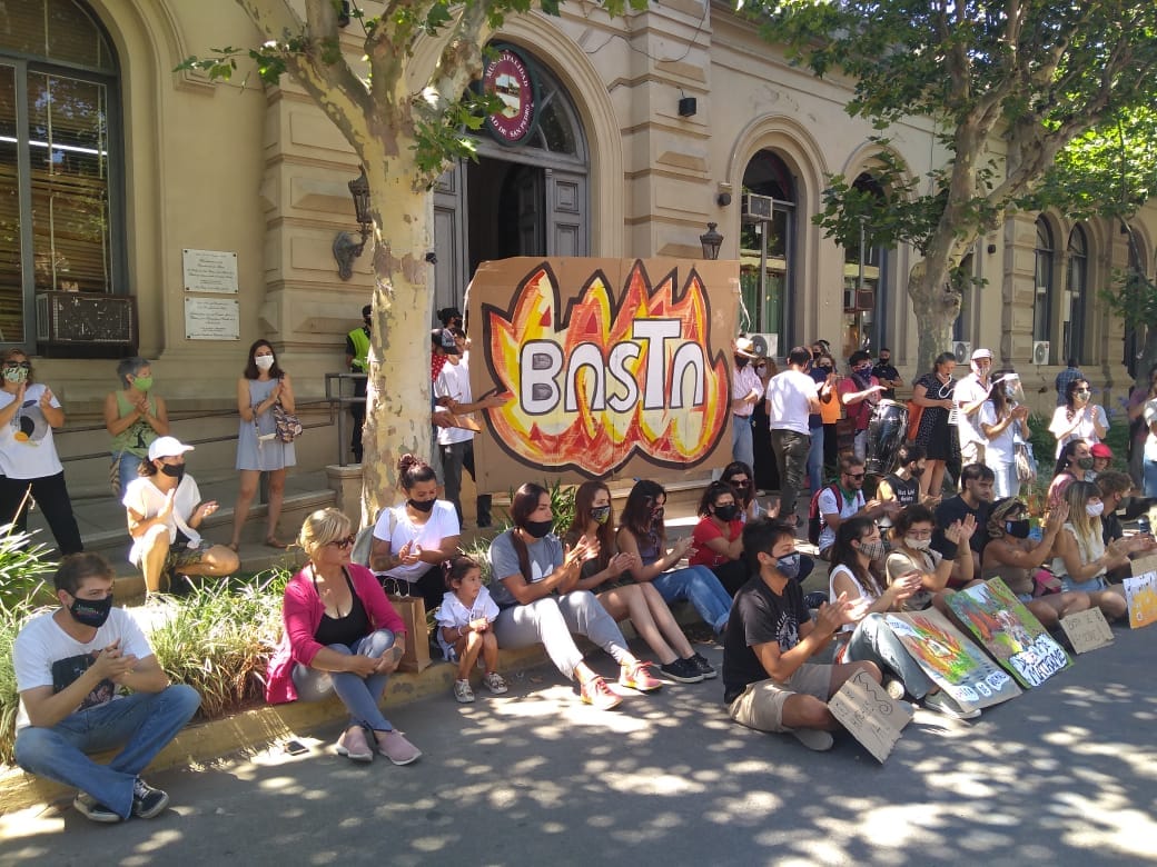 Protestan frente a la Municipalidad en contra de los incendios en las islas