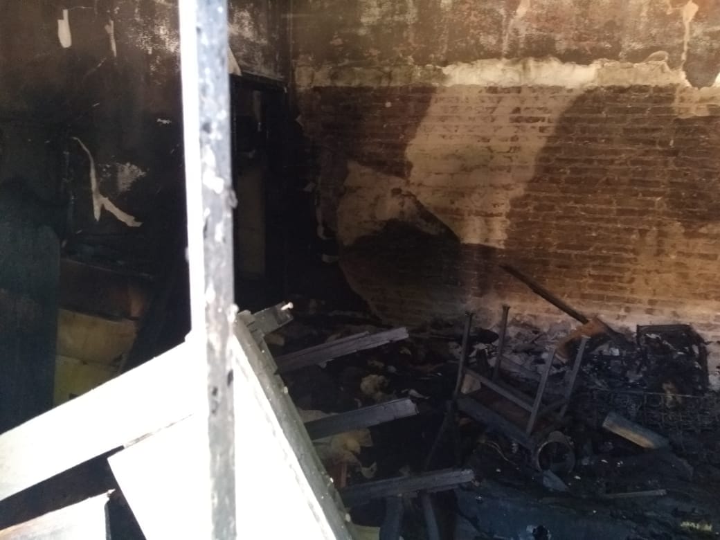Los adultos que fueron asaltados y le incendiaron su casa sufrieron “traumatismos faciales” y “quemaduras”