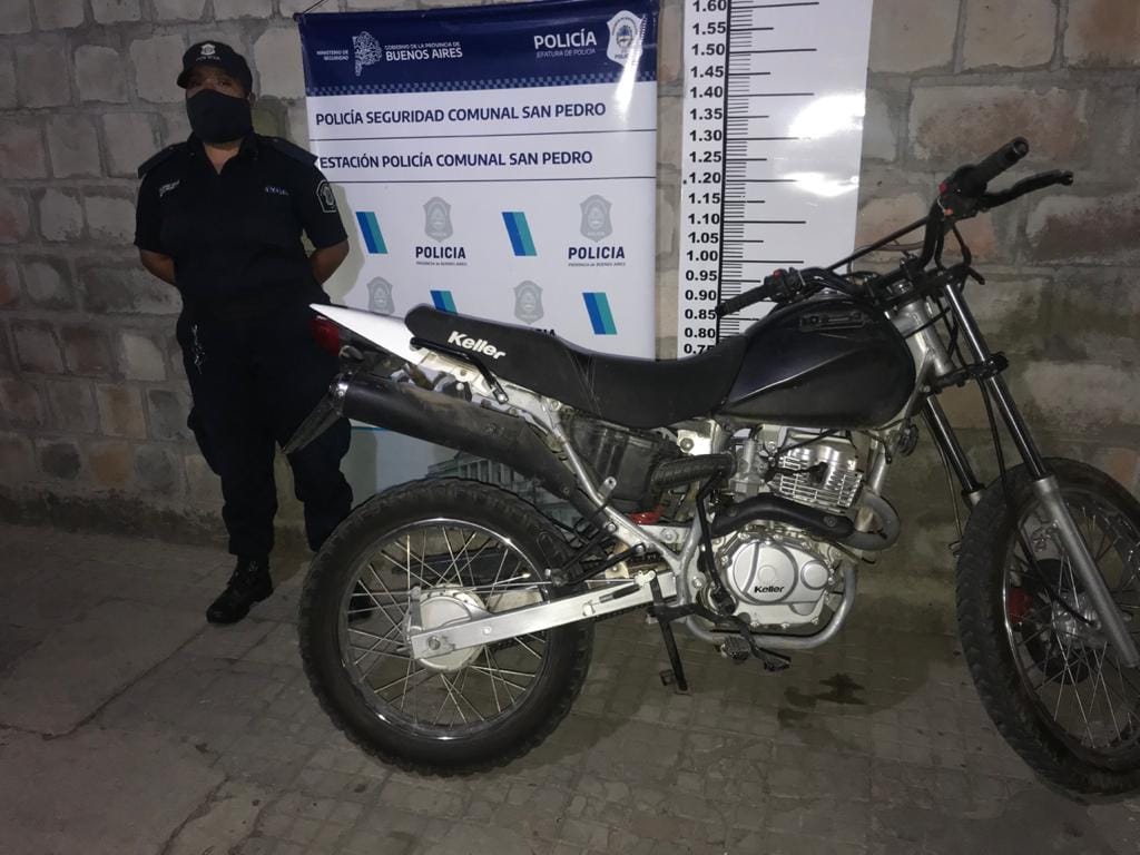 Policía encontró la moto robada al joven albañil: “La recuperé sin ningún plástico”