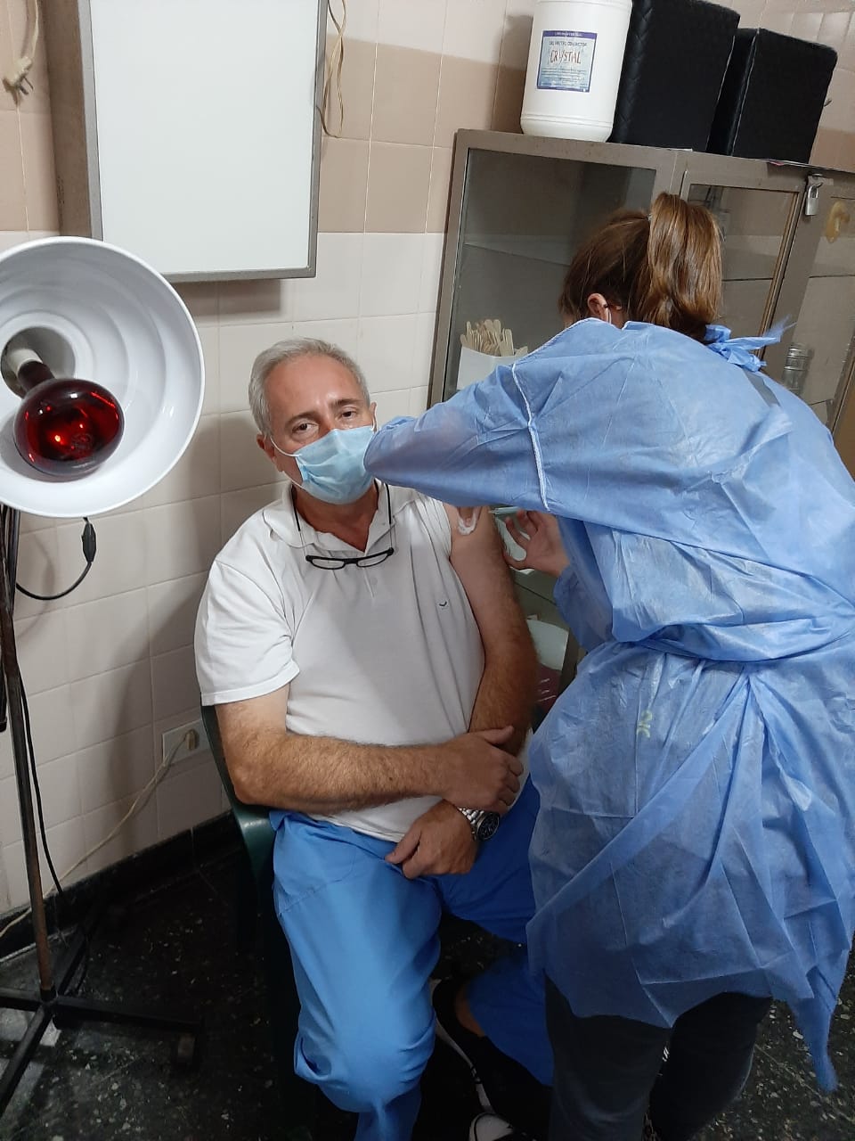 Coronavirus: vacunaron al médico Gustavo Marín, el primer caso positivo en San Pedro
