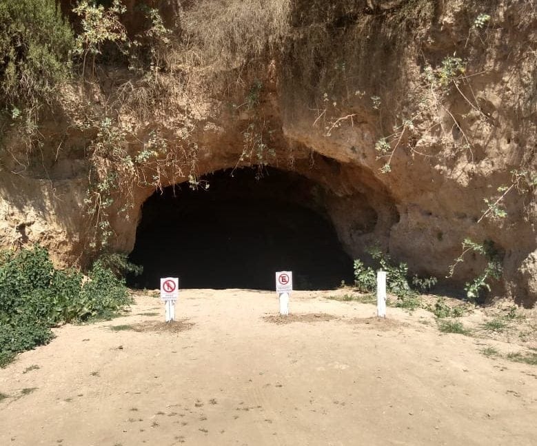 Señalizaron con carteles para impedir que visitantes ingresen a la “cueva de la Salamanca” en Vuelta de Obligado