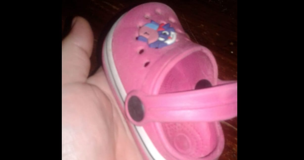 Euge encontró una sandalia de bebé
