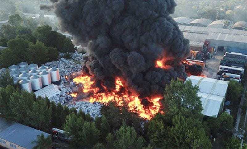 Bomberos de San Pedro continúan en el incendio de una fábrica de plásticos en Pacheco