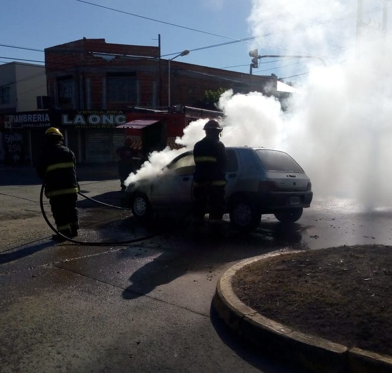 Incendio de vehículo en Sarmiento y Caseros