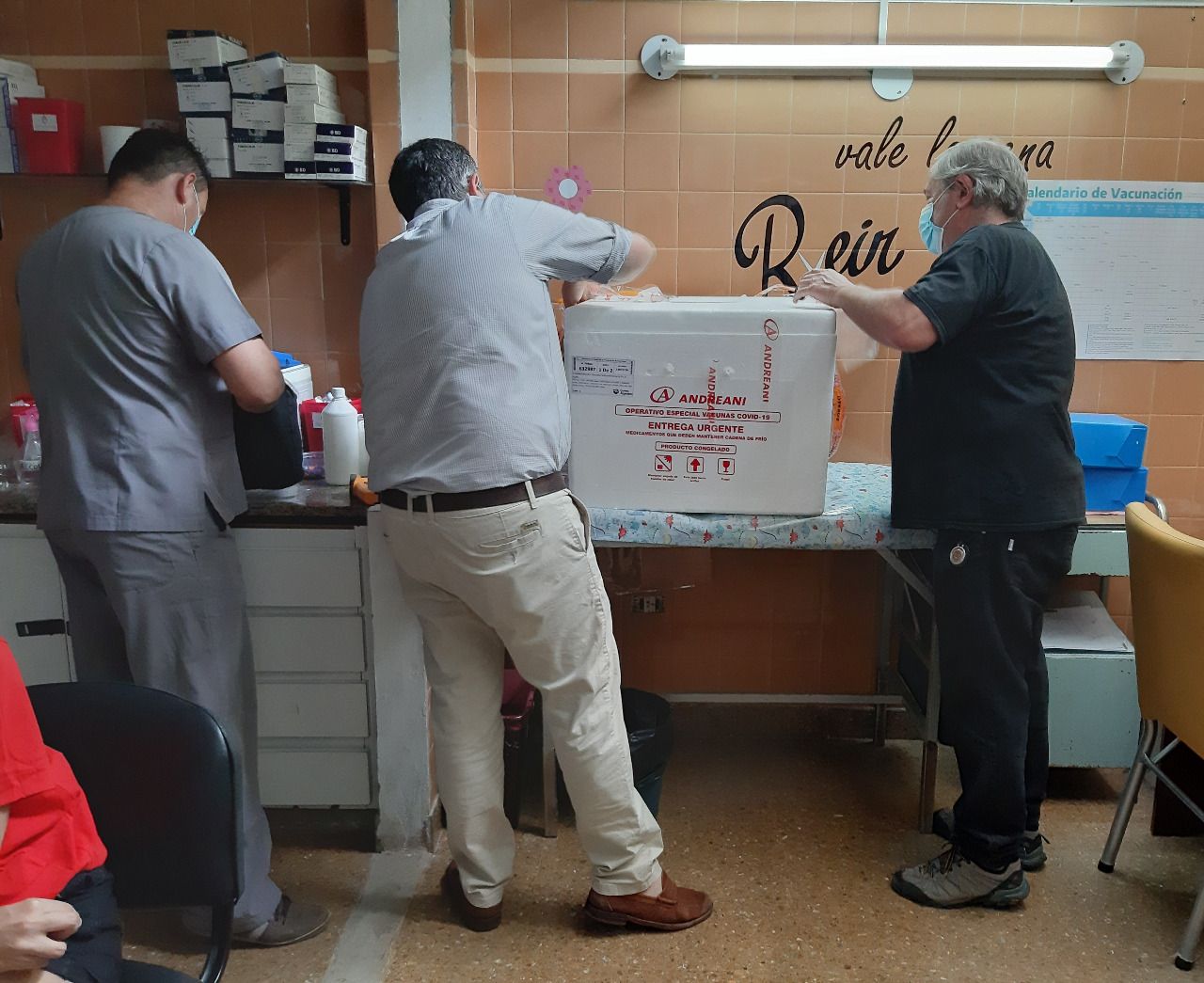 Coronavirus: vacunan en el Hospital al personal de salud con las 450 dosis que llegaron desde Rusia