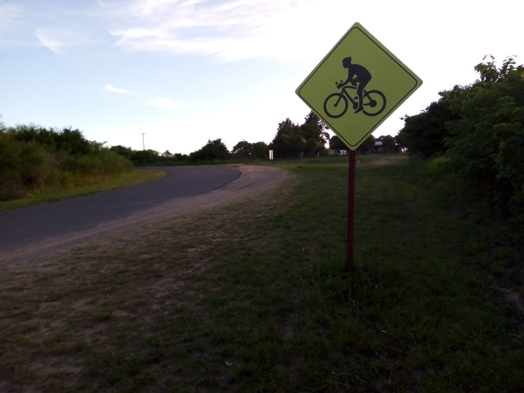 Por qué ciclistas entrenan en el camino a Vuelta de Obligado, aunque hay un circuito repavimentado
