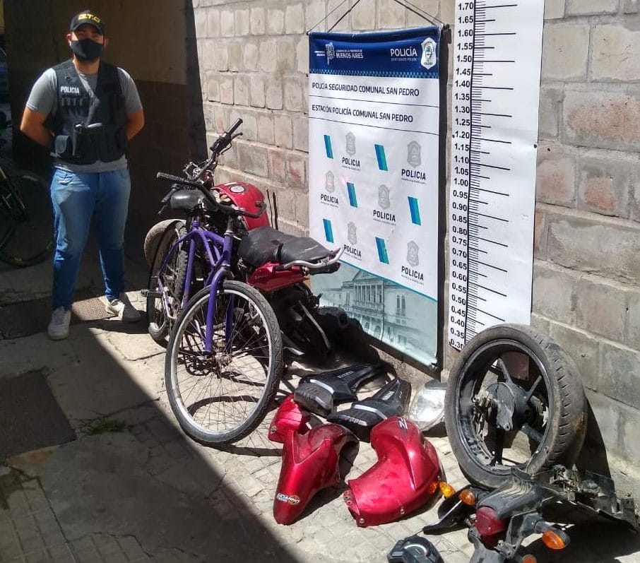 Allanaron pasillo del barrio Hermano Indio y recuperaron una moto desarmada y una bicicleta
