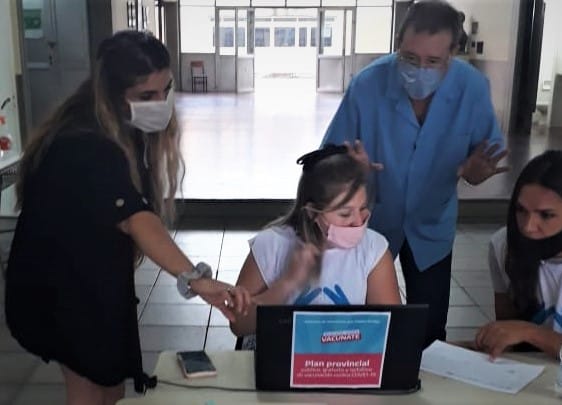 Con Camila Caballero al frente, el equipo contratado por Provincia comenzó capacitaciones para la vacunación masiva