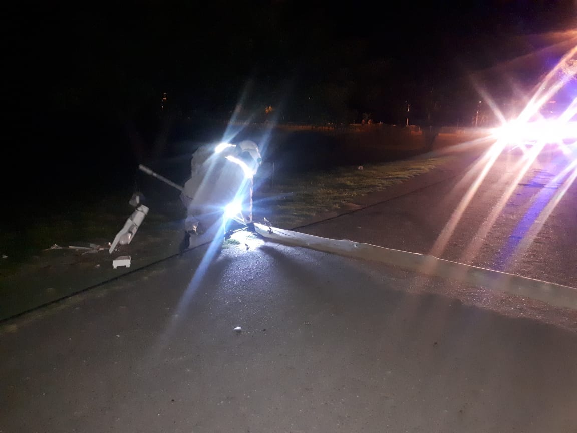 Paseo Público: camioneta embistió un poste de luz y cayeron tres
