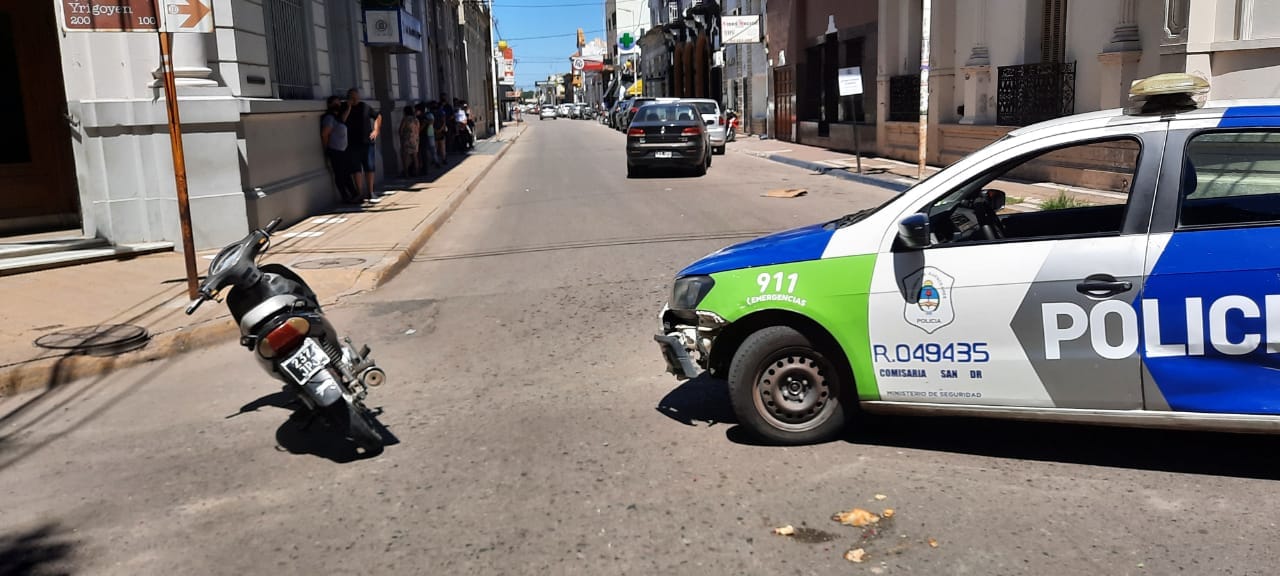Chocaron una moto y un auto en el centro: trasladaron a un hombre al Hospital