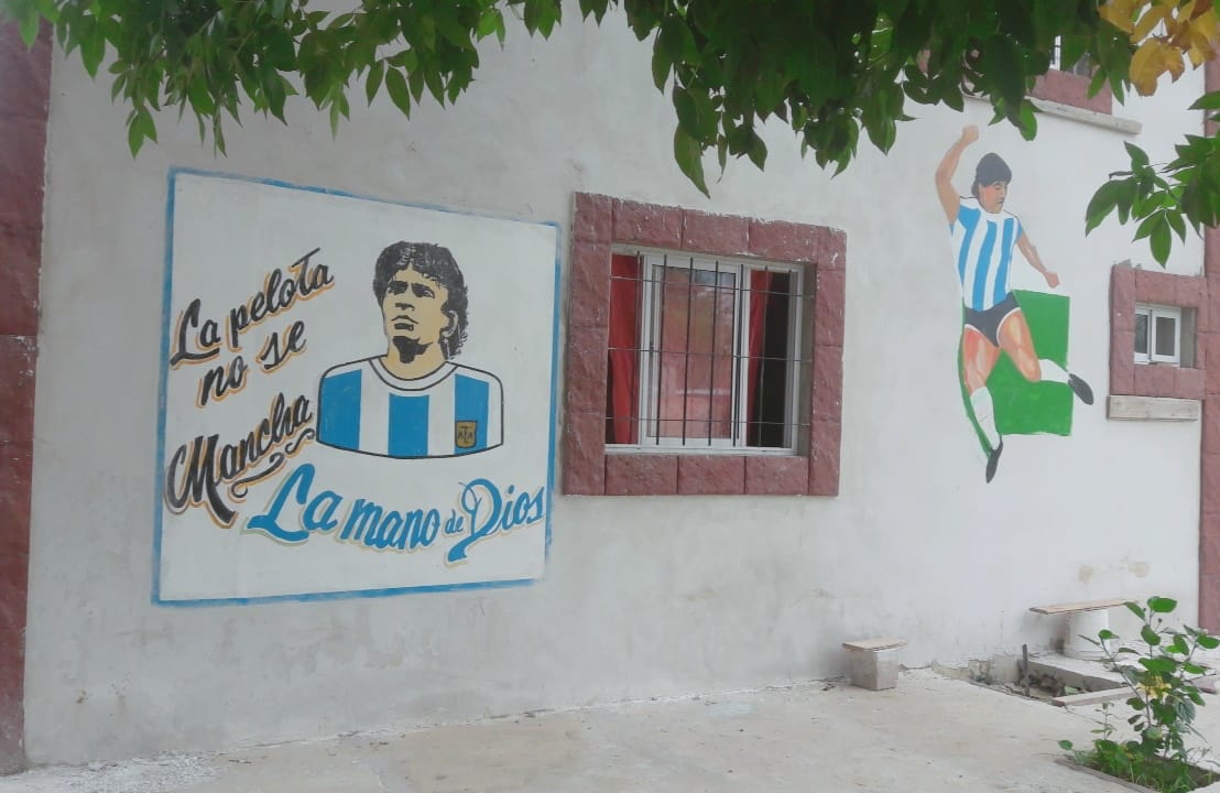 El mural de un vecino del barrio San Francisco en homenaje a Maradona