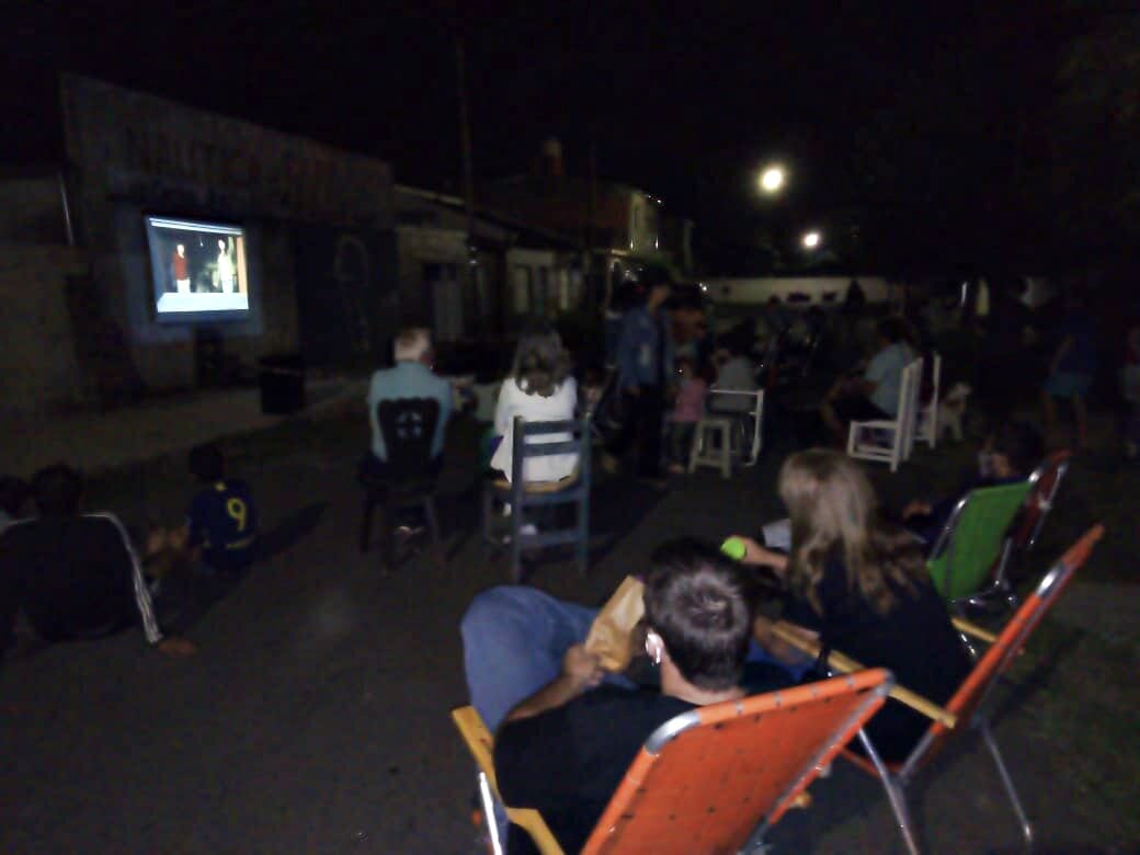 Los chicos del barrio Paraná también tuvieron su función de “Cine bajo las estrellas”