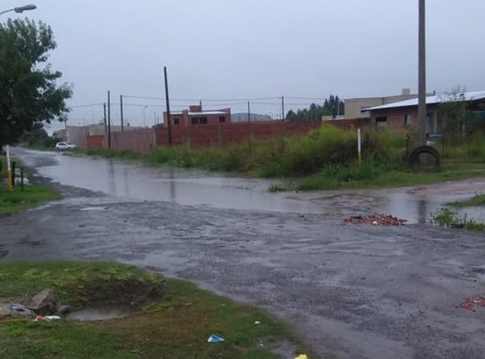 Temporal de lluvia: evacuaron a una familia en el CIC y hay calles cortadas al tránsito